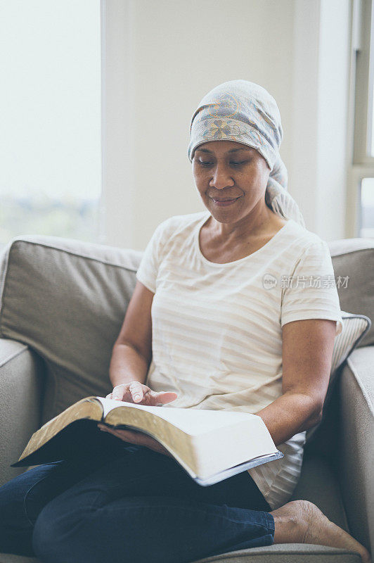 50多岁的女人，头裹头巾，读圣经