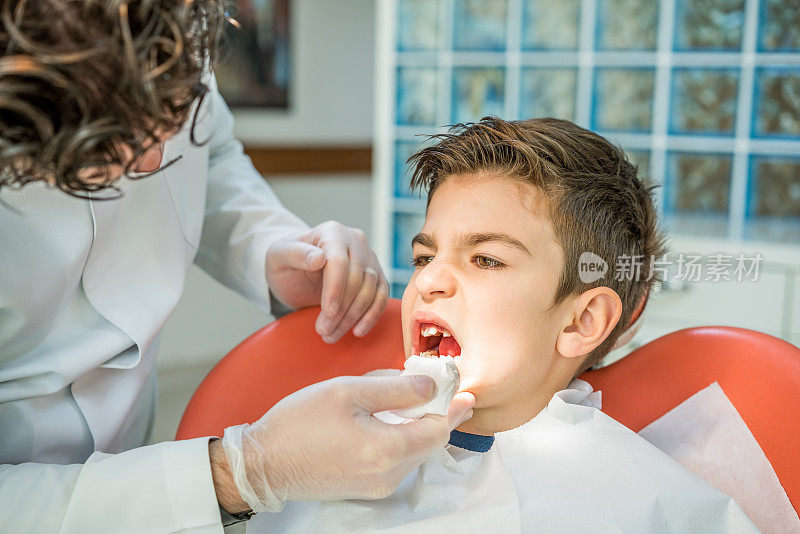 小男孩正在做牙科手术。