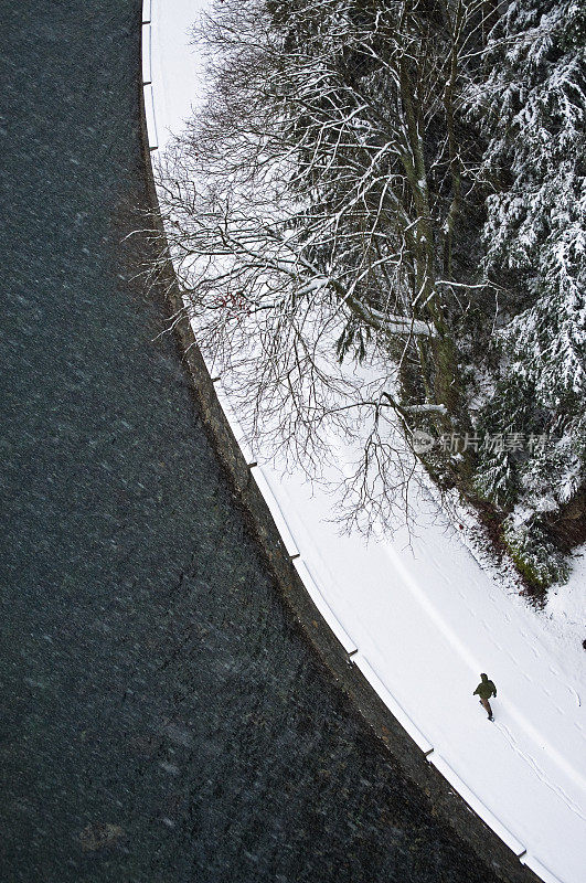 鸟瞰在雪地里行走的人