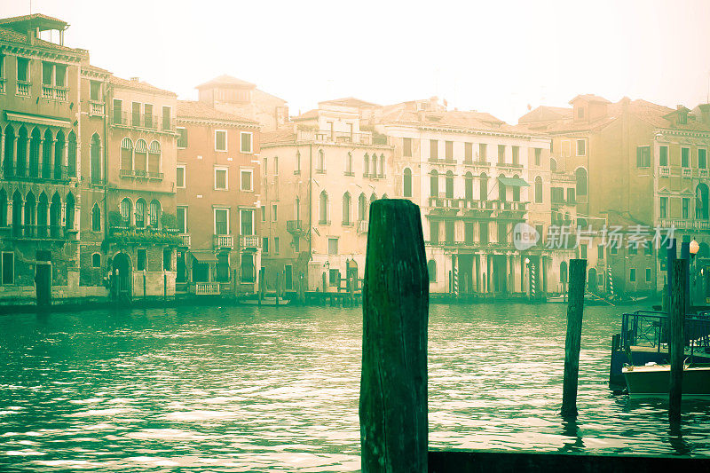 清晨薄雾中的威尼斯大运河