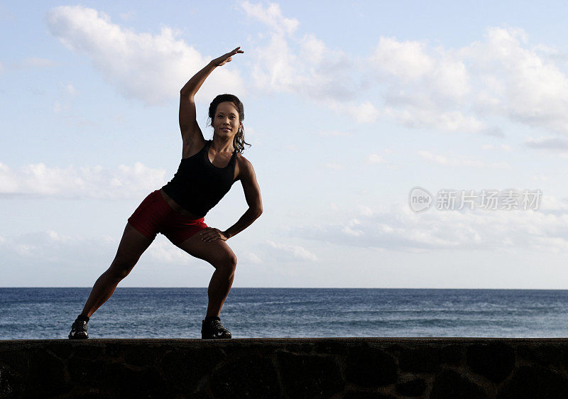 在海边锻炼的女人