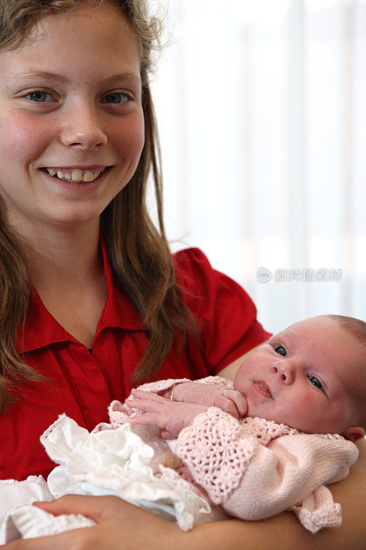 抱着新生婴儿的少女