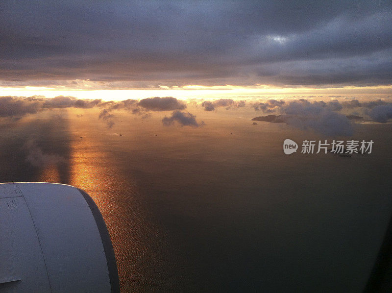 从飞机窗口看到的壮观景色