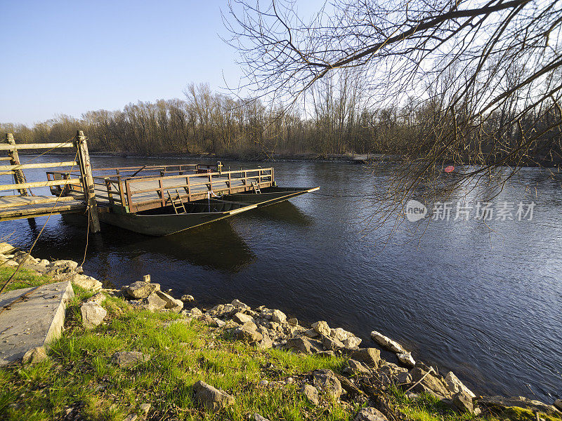 斯洛文尼亚普雷克穆里耶的穆拉河上的传统渡轮