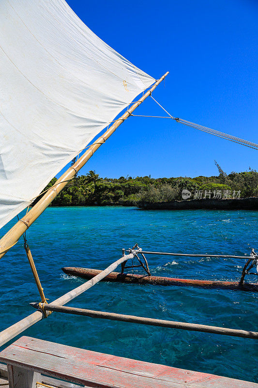 新喀里多尼亚松树岛的独木舟之旅