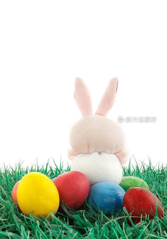 五颜六色的复活节彩蛋和绿色草地上的兔子