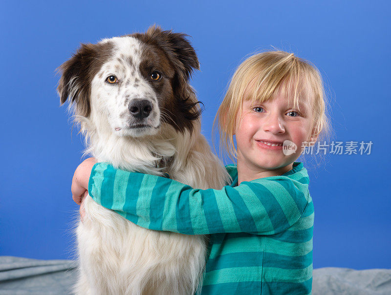 女孩拥抱她的狗的肖像