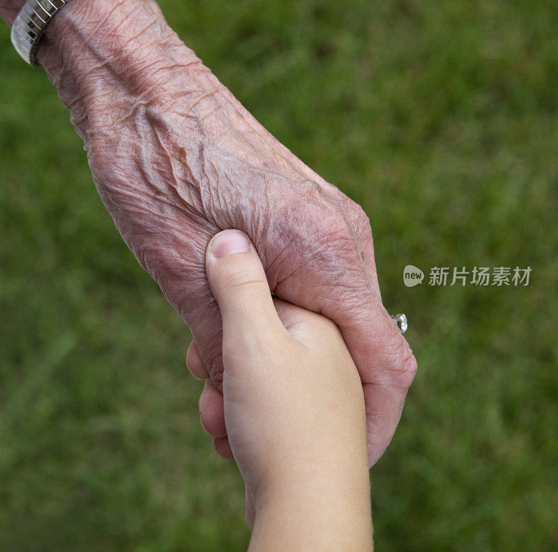 孩子抓住曾祖母的拇指