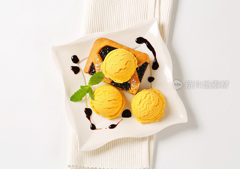 意大利克罗斯塔塔馅饼和黄色冰淇淋球