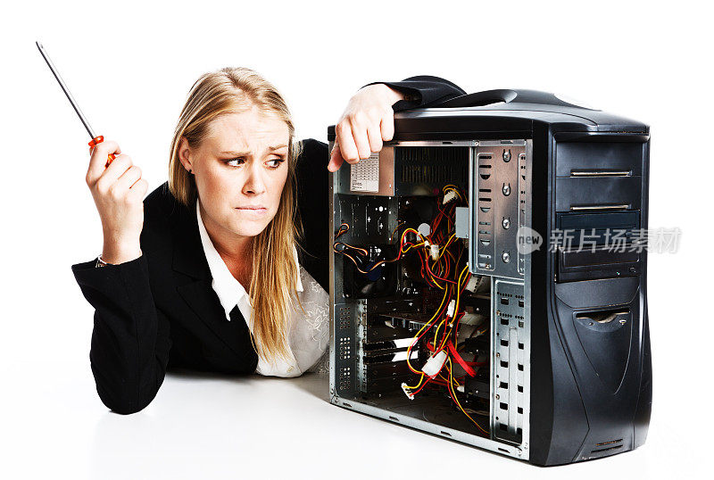 沮丧的年轻女商人没能修好坏了的电脑