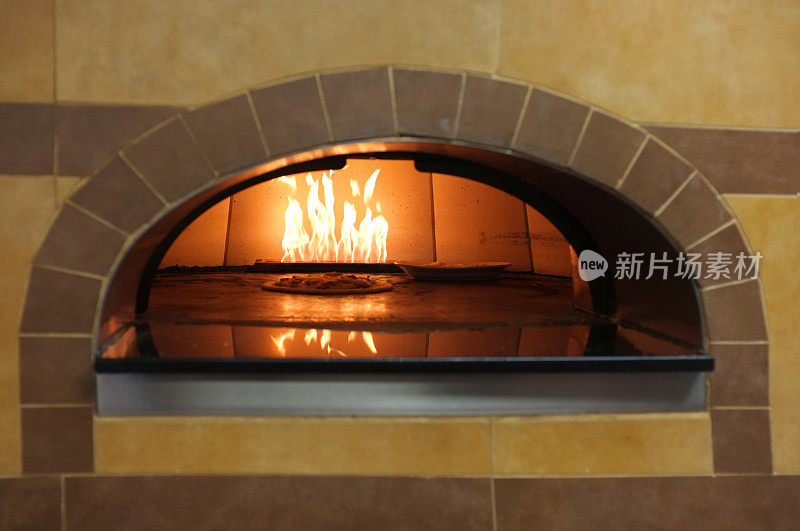 在餐馆里烤披萨的商用木烤箱