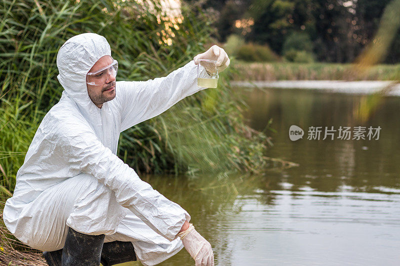 科学家检测有毒的水