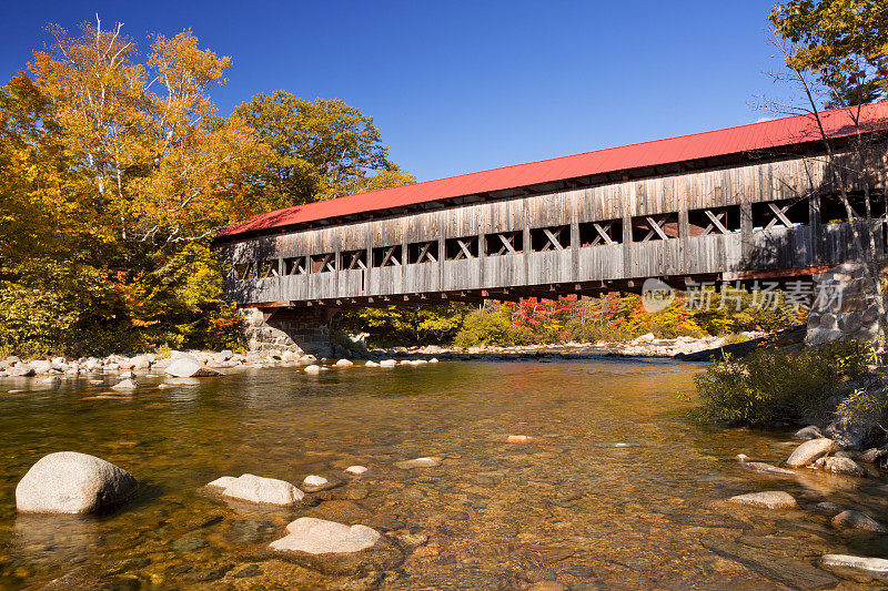 覆盖桥，河流和秋天的树叶，斯威夫特河，美国NH
