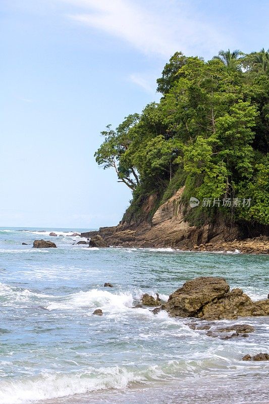 海滩岩石海岸在哥斯达黎加的太平洋边垂直