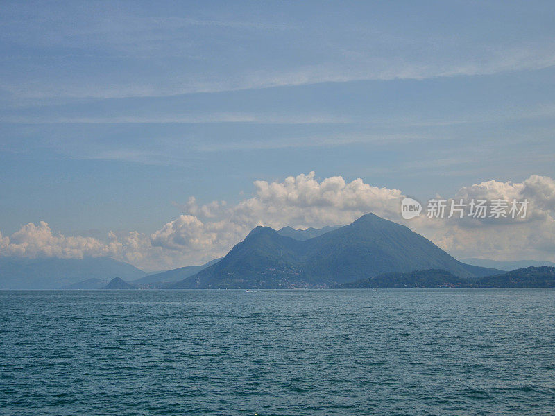 马焦雷湖-有雾的早晨