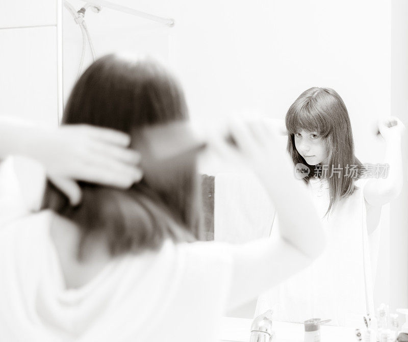 女孩在镜子前梳理头发