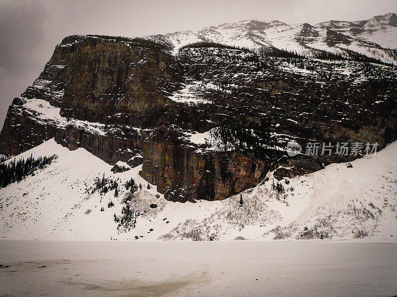 冬季雪山景观-加拿大落基山脉