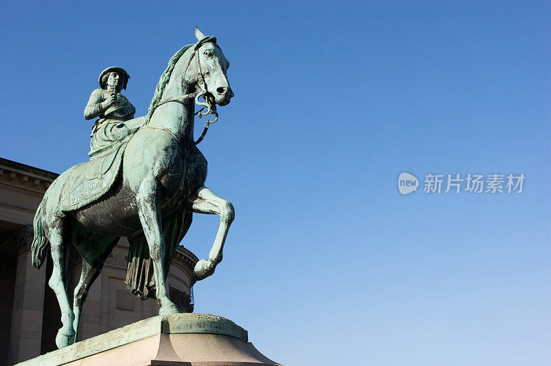 骑马的维多利亚女王雕像，利物浦