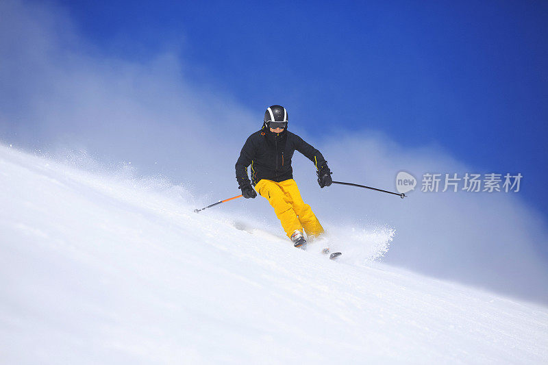 冬季运动老年人在阳光明媚的滑雪胜地滑雪