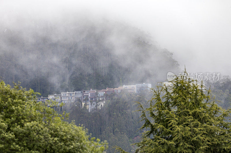 旧金山双峰的住宅楼和低雾