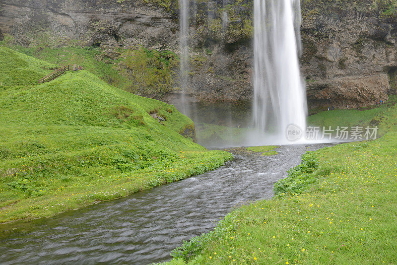 在冰岛Seljalandsfoss