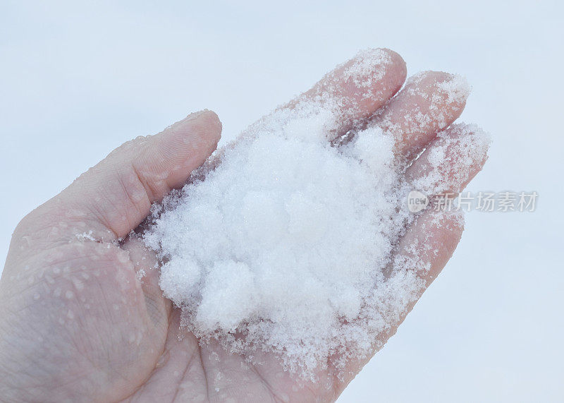 手里有柔软的雪