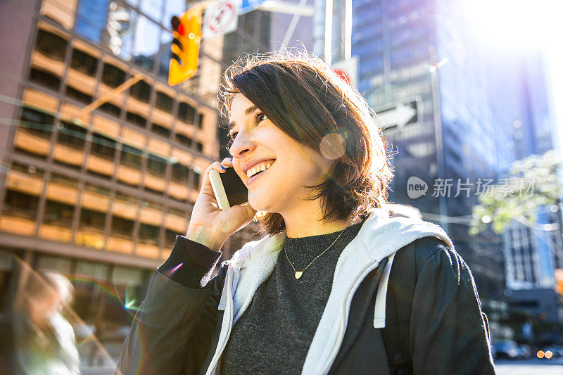一个年轻女子在多伦多市中心打手机