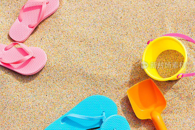 夏日沙滩度假的人字拖和玩具