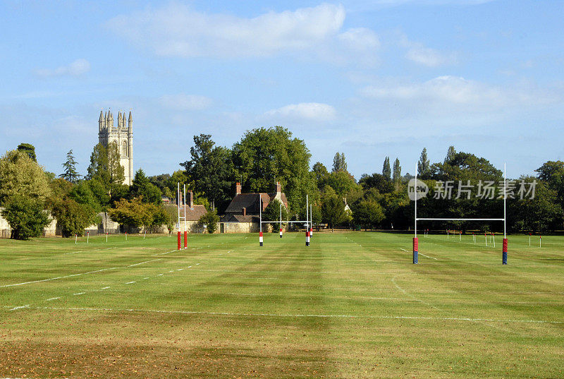 一张牛津大学橄榄球场的照片