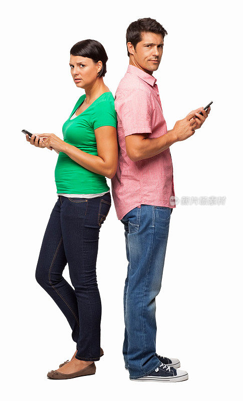 夫妇通过智能手机交流-孤立