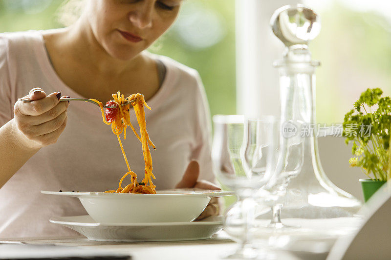 女人吃素食意大利面