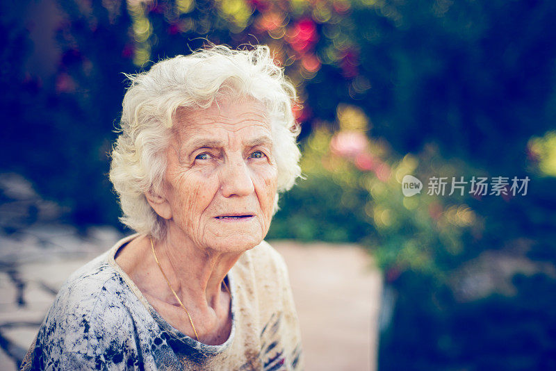 孤独的老女人坐在户外
