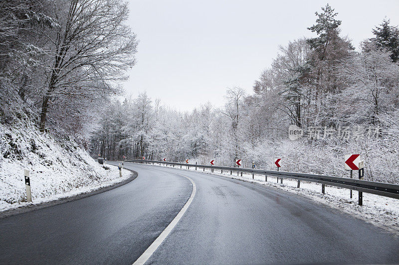 道路弯弯曲曲的冬季森林