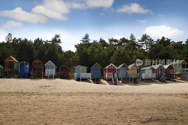 威尔斯海边的一排海滩小屋