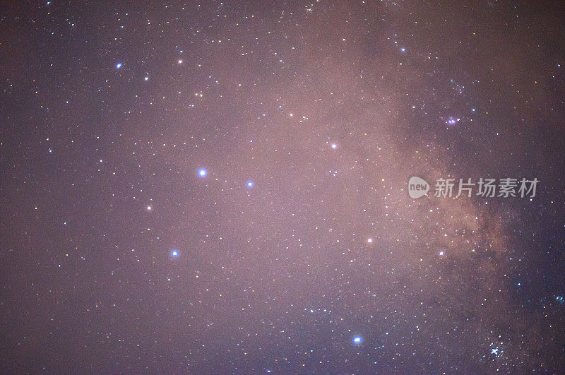 星星和银河在夜空的背景