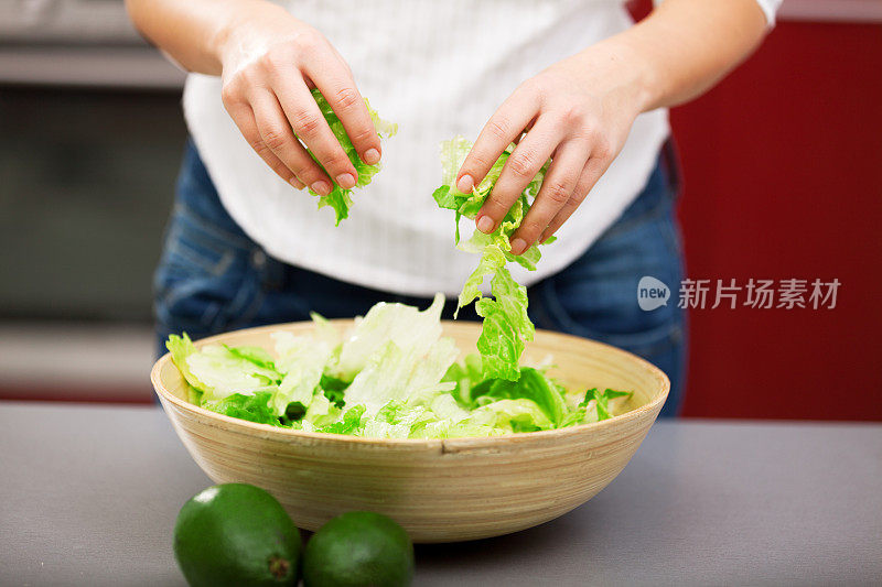 年轻女子在做沙拉