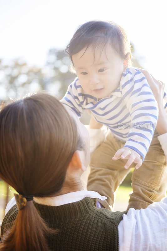 日本母子在公园里