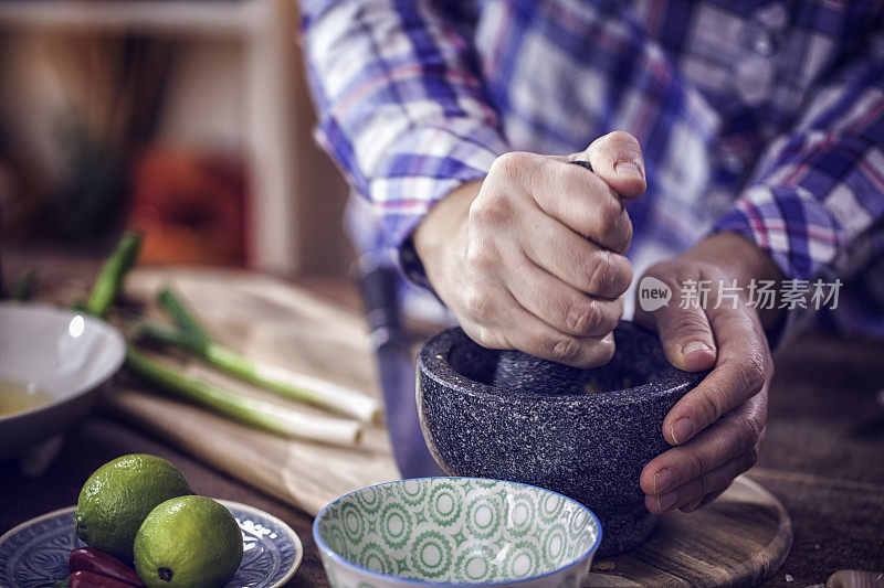 用研钵和杵研碎香料和药草