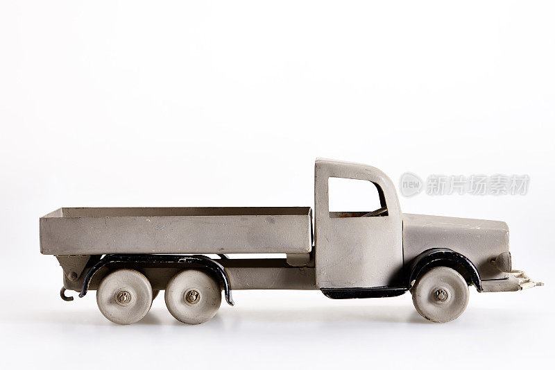 老式的玩具卡车，用金属片在白色的背景上