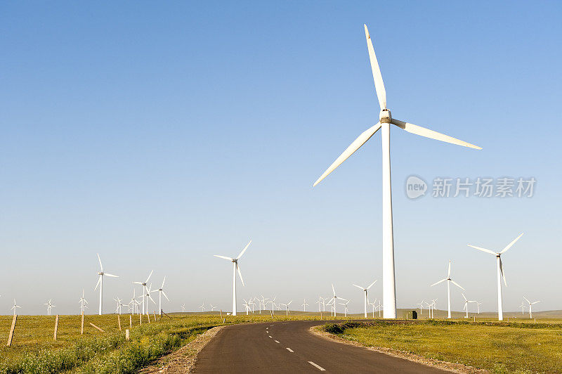 蓝天下的风力涡轮机农场