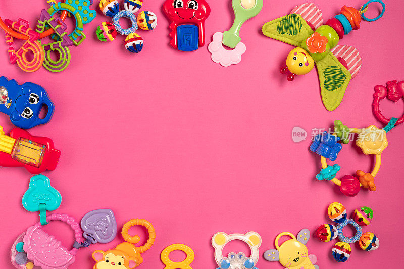 粉色背景下的塑料玩具。俯视图