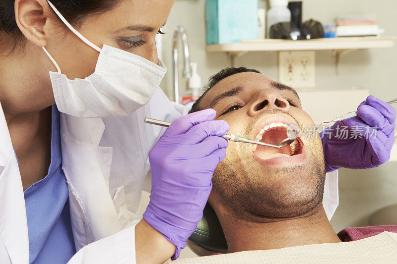 一名男子正在牙医诊所接受检查