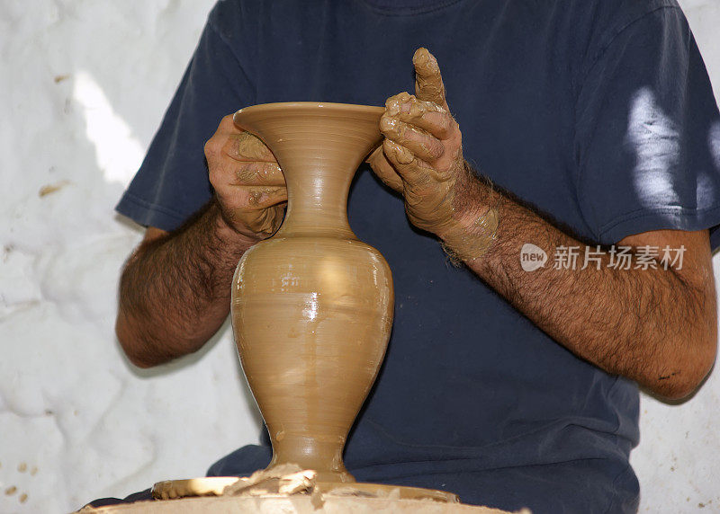艺术家在陶轮上塑造花瓶