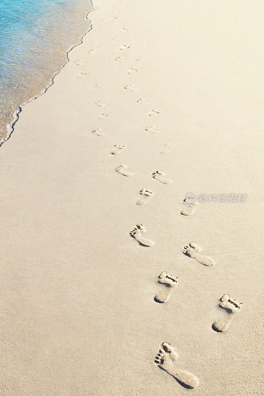 沙滩上有两个人的脚印