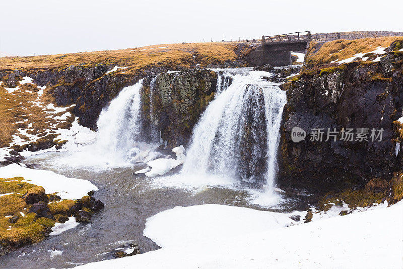 冰岛自然冬季瀑布在冬末季节