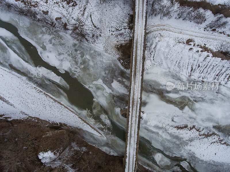 冬天的风景。俯瞰这座古老的石桥