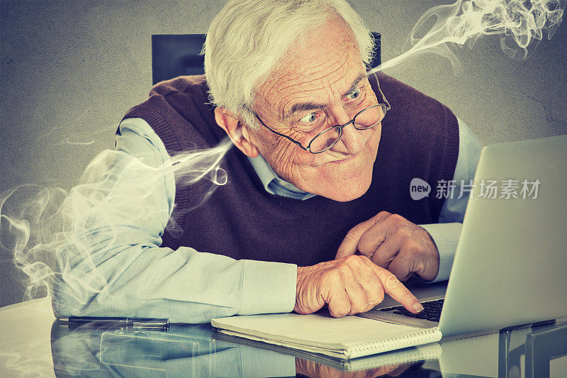 压力大的老人用电脑从耳朵里吹蒸汽