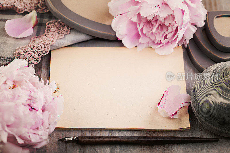 怀旧的背景与纸，春天的花和笔在木甲板上