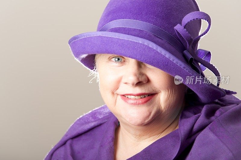 特写的白发妇女在紫色的帽子
