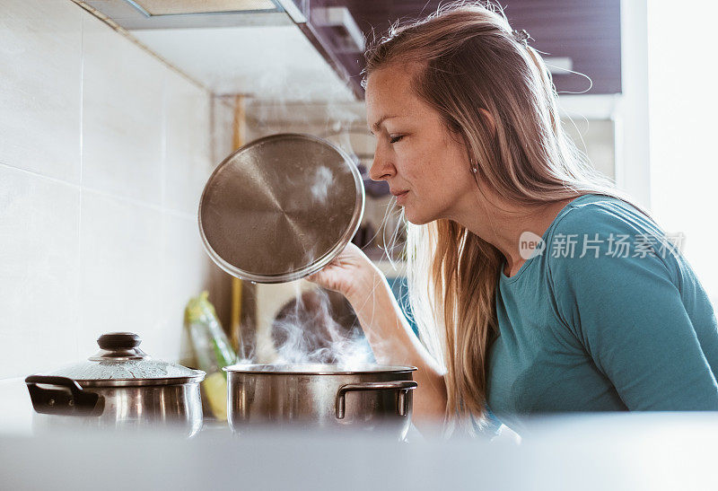 闭着眼睛闻食物的女人